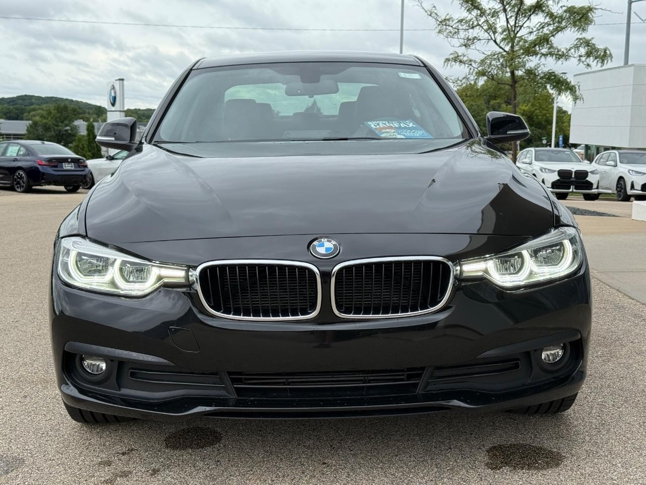 BMW 3 Series Vehicle Full-screen Gallery Image 09
