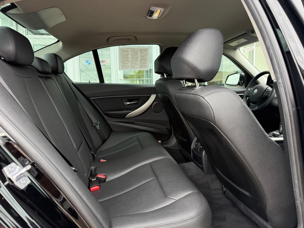 BMW 3 Series Vehicle Full-screen Gallery Image 10