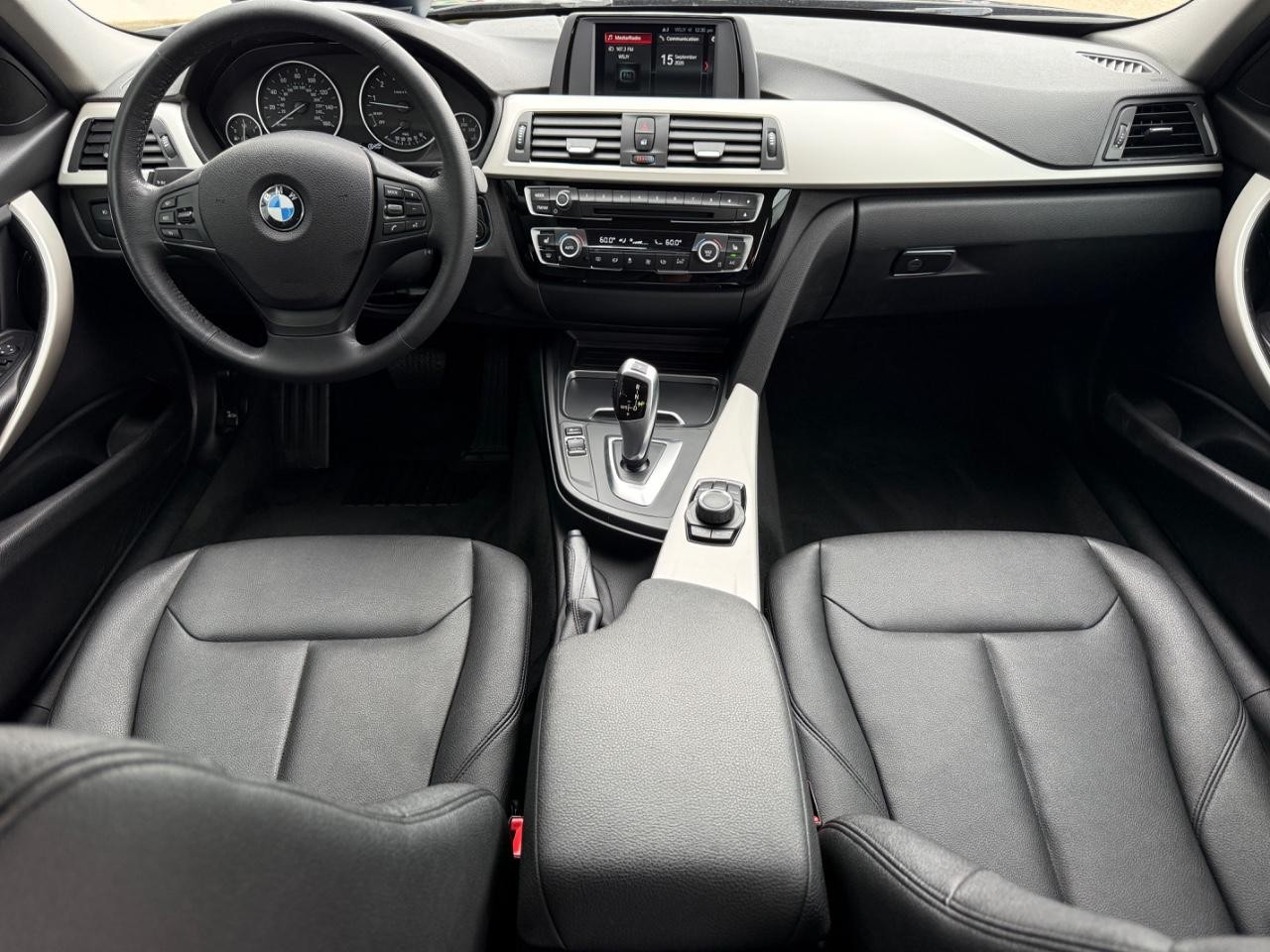 BMW 3 Series Vehicle Full-screen Gallery Image 11