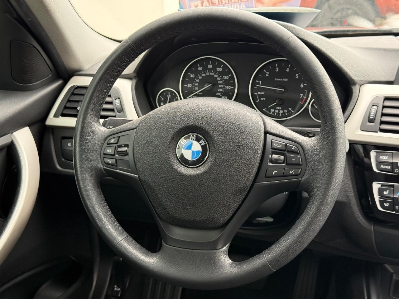 BMW 3 Series Vehicle Full-screen Gallery Image 12