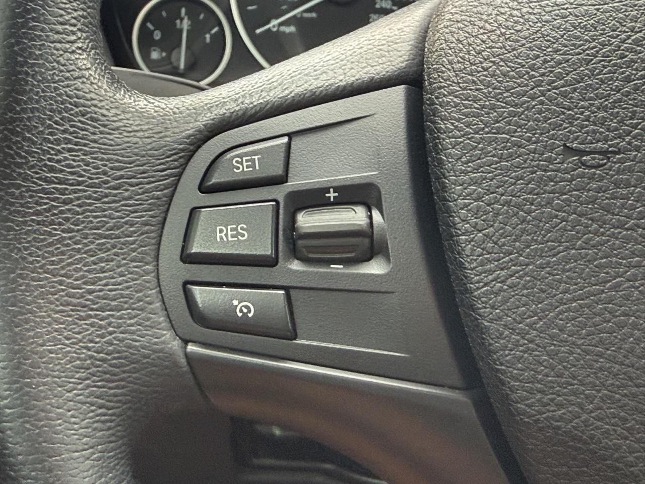 BMW 3 Series Vehicle Full-screen Gallery Image 13