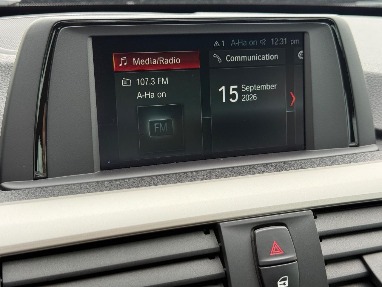 BMW 3 Series Vehicle Full-screen Gallery Image 15