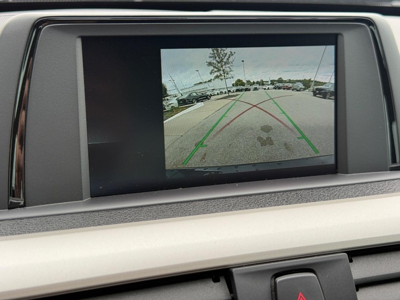 BMW 3 Series Vehicle Full-screen Gallery Image 16