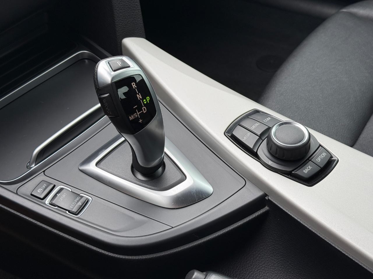 BMW 3 Series Vehicle Full-screen Gallery Image 18