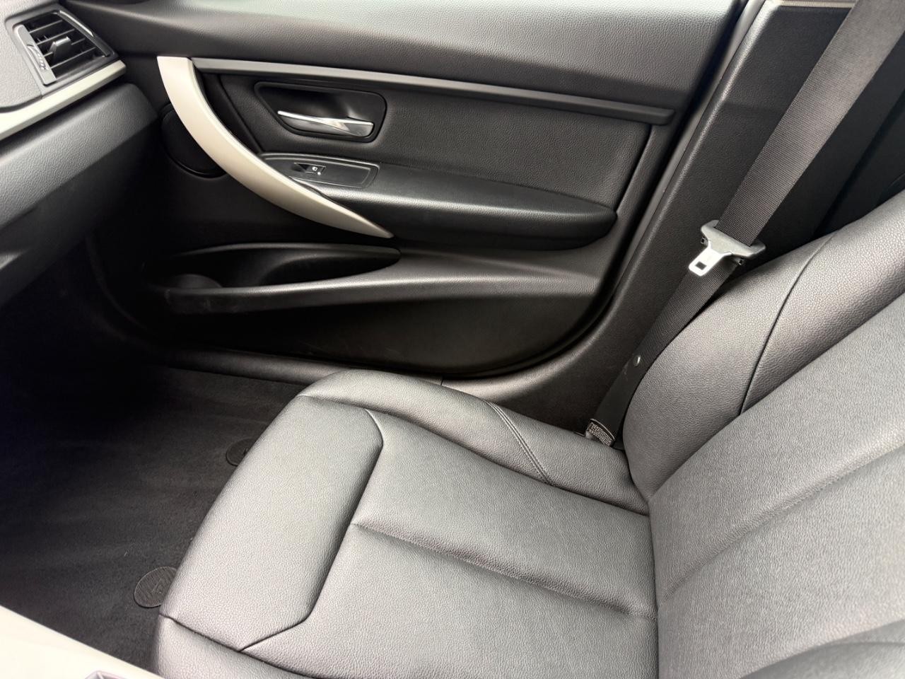 BMW 3 Series Vehicle Full-screen Gallery Image 19