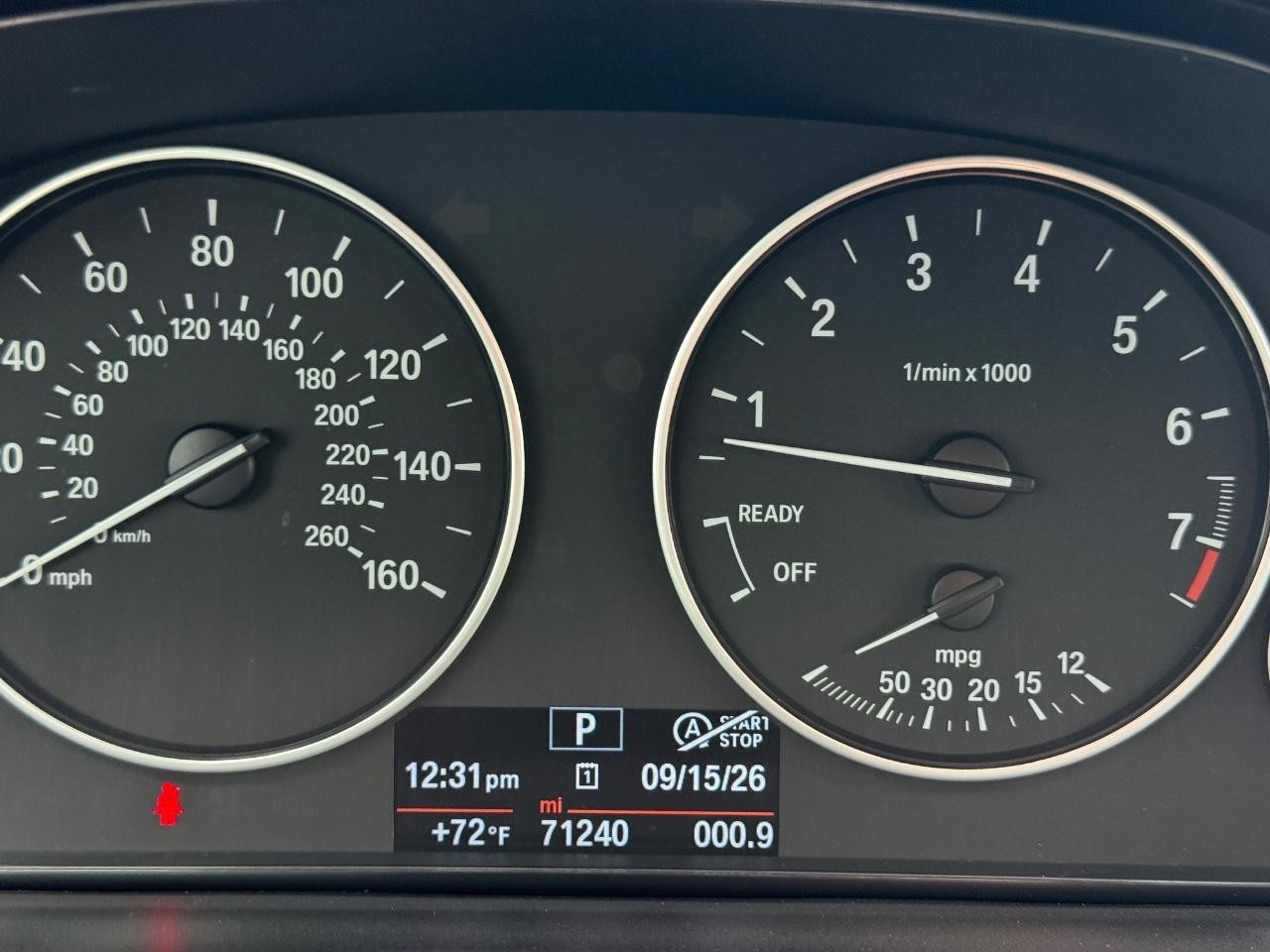 BMW 3 Series Vehicle Full-screen Gallery Image 20