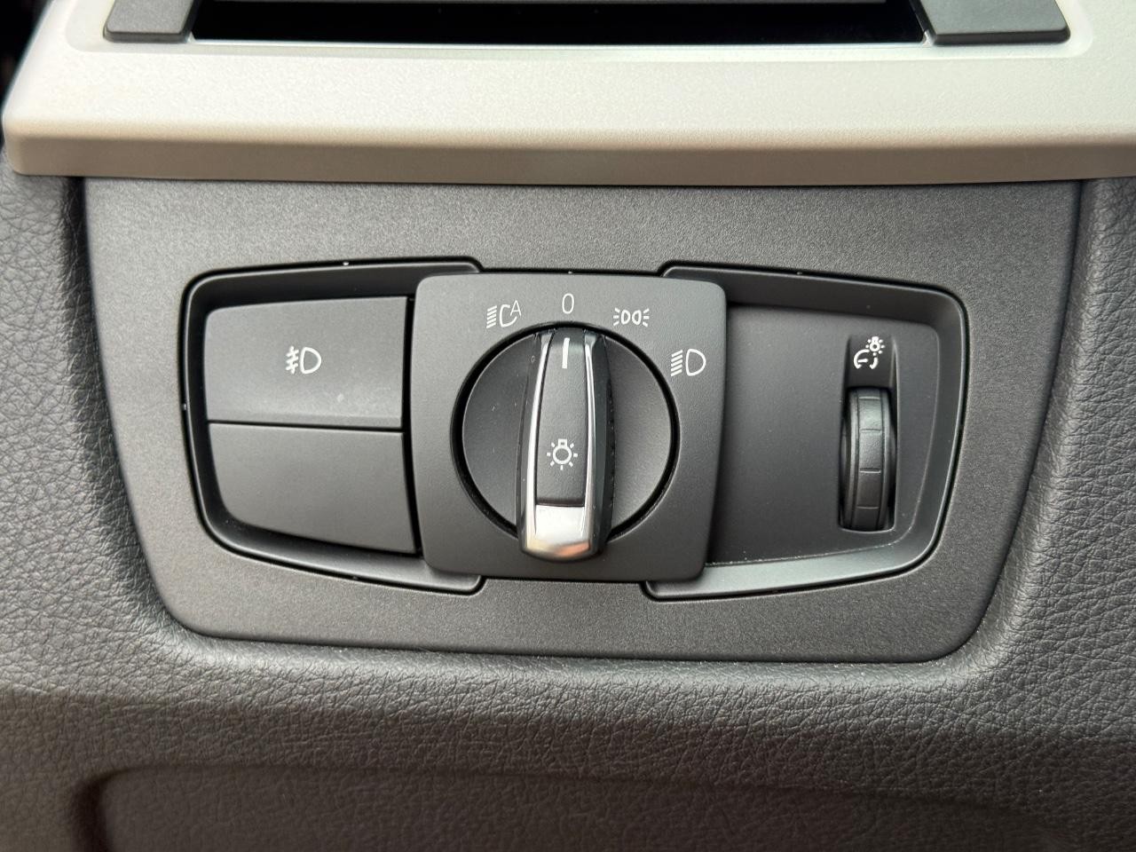 BMW 3 Series Vehicle Full-screen Gallery Image 21