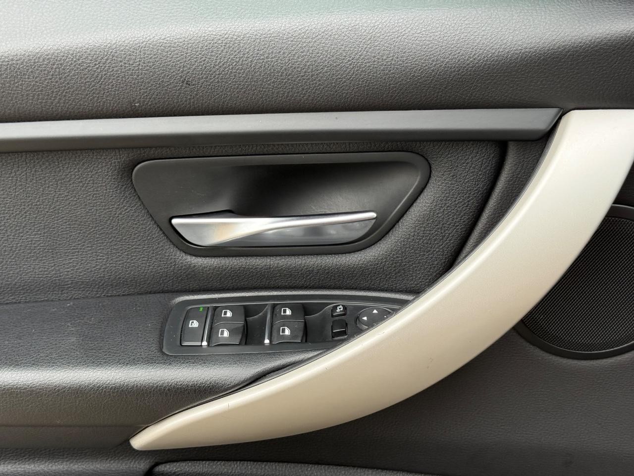BMW 3 Series Vehicle Full-screen Gallery Image 22
