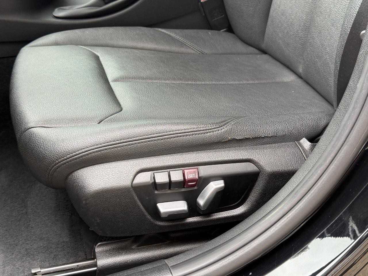 BMW 3 Series Vehicle Full-screen Gallery Image 23