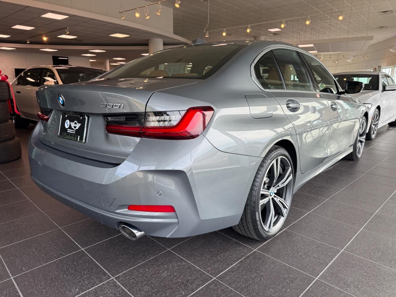 BMW 3 Series Vehicle Full-screen Gallery Image 02