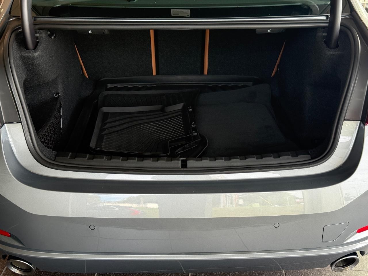 BMW 3 Series Vehicle Full-screen Gallery Image 04