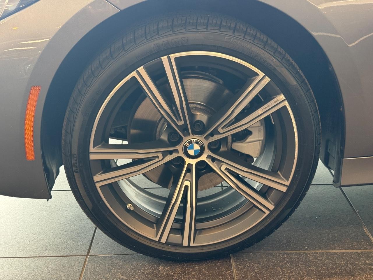 BMW 3 Series Vehicle Full-screen Gallery Image 05