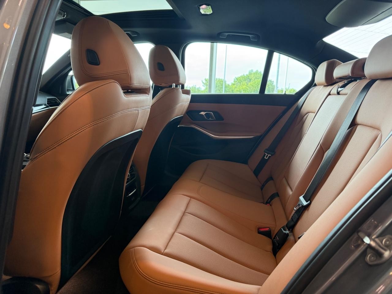 BMW 3 Series Vehicle Full-screen Gallery Image 07