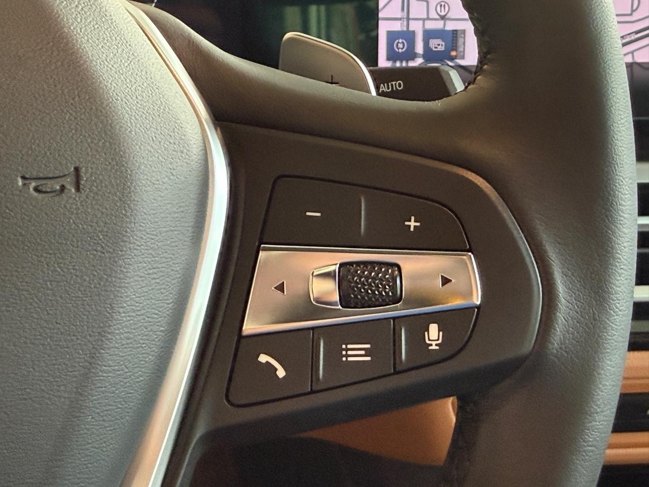 BMW 3 Series Vehicle Full-screen Gallery Image 13