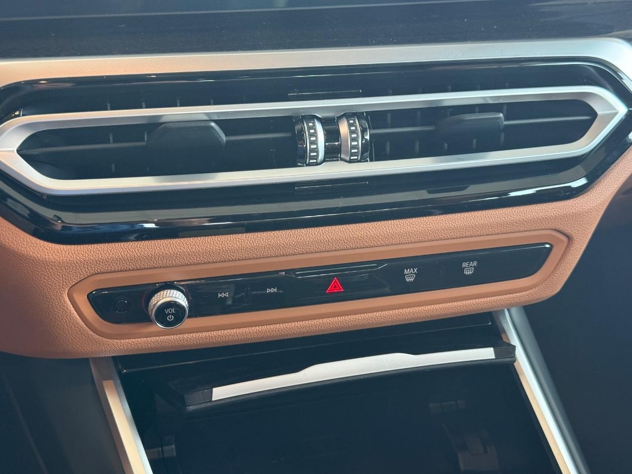 BMW 3 Series Vehicle Full-screen Gallery Image 15