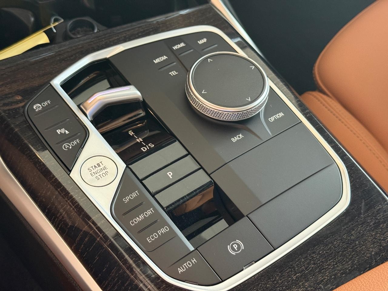 BMW 3 Series Vehicle Full-screen Gallery Image 16