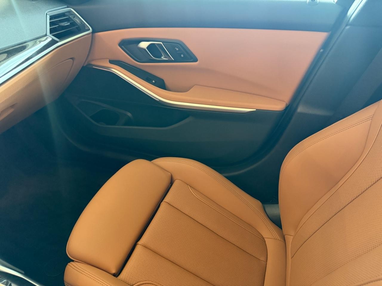 BMW 3 Series Vehicle Full-screen Gallery Image 17