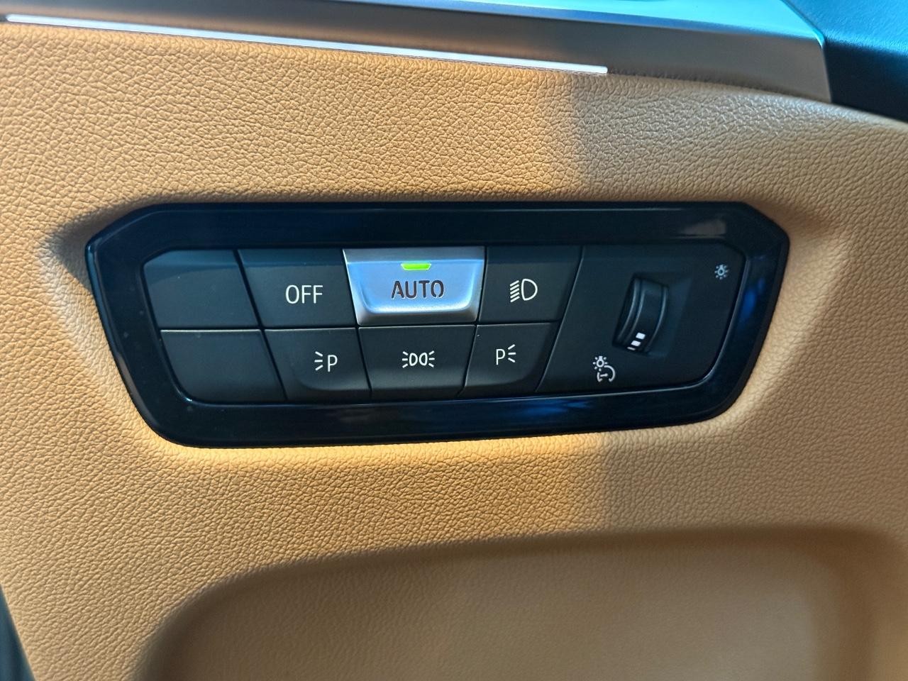 BMW 3 Series Vehicle Full-screen Gallery Image 19