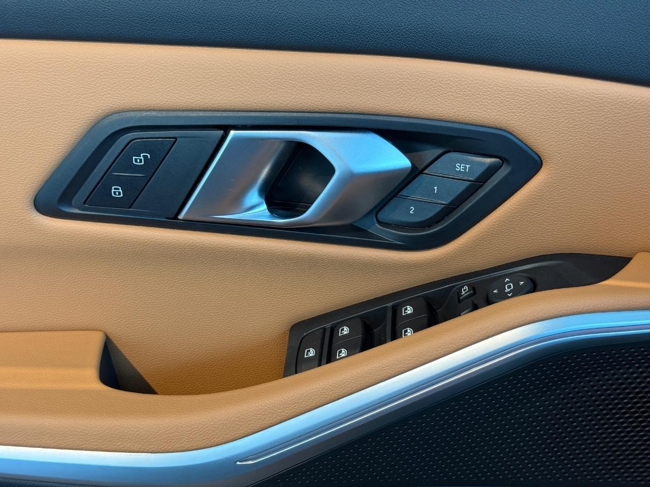 BMW 3 Series Vehicle Full-screen Gallery Image 20