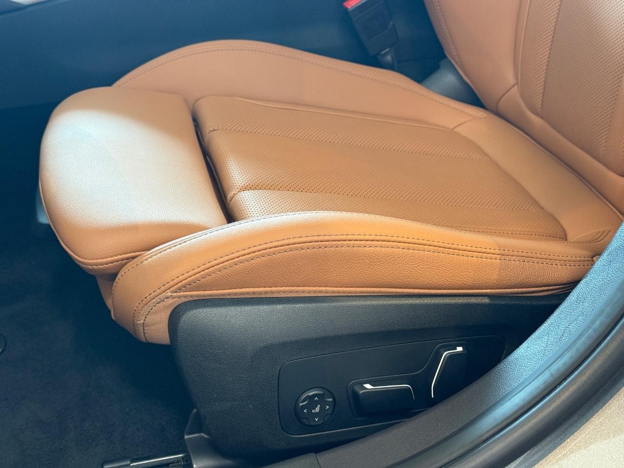 BMW 3 Series Vehicle Full-screen Gallery Image 21