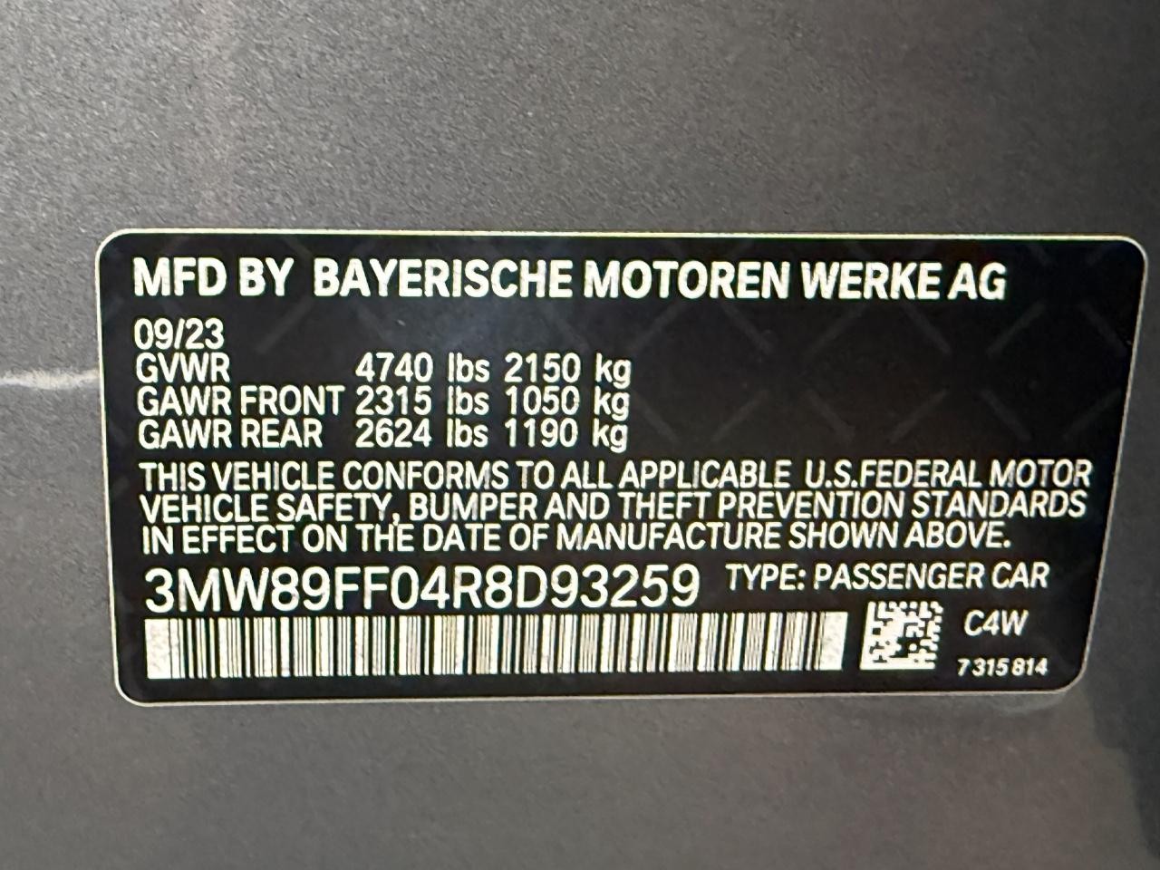 BMW 3 Series Vehicle Full-screen Gallery Image 22