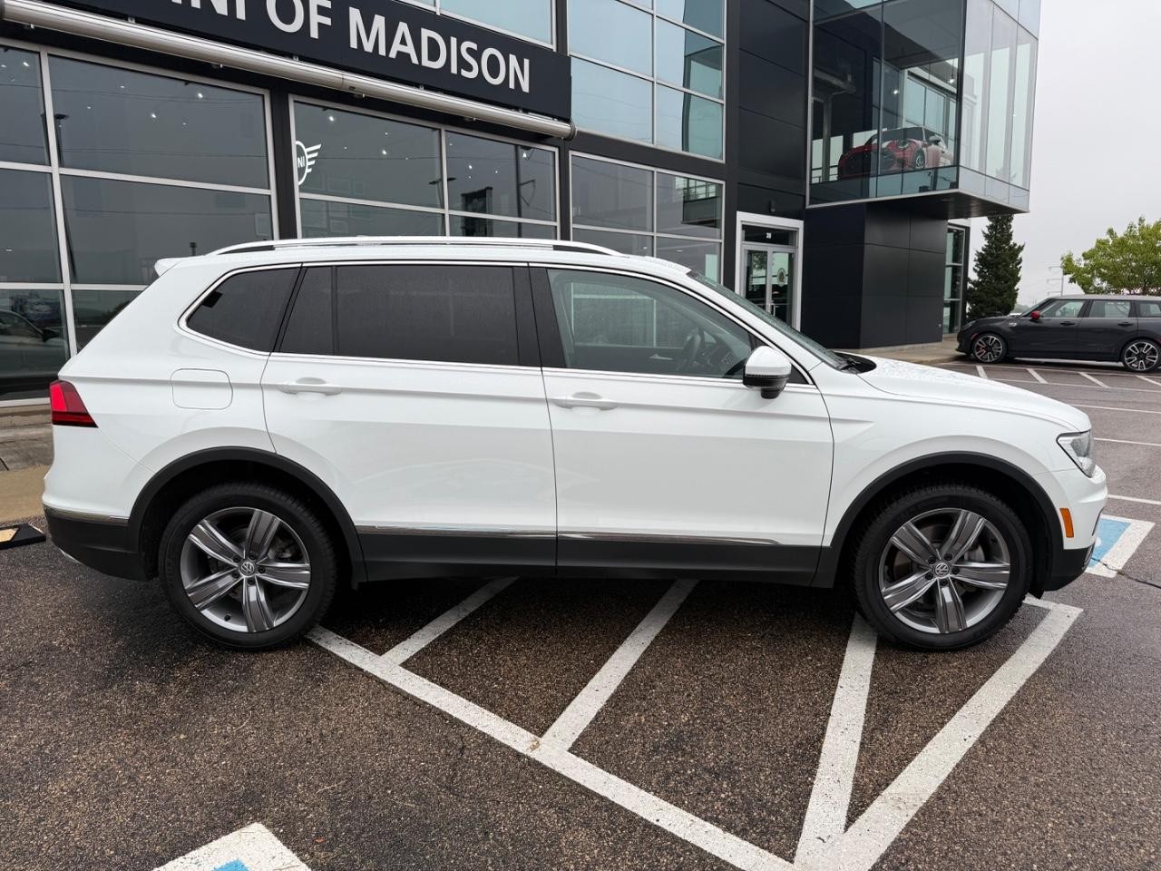 Volkswagen Tiguan Vehicle Image 02