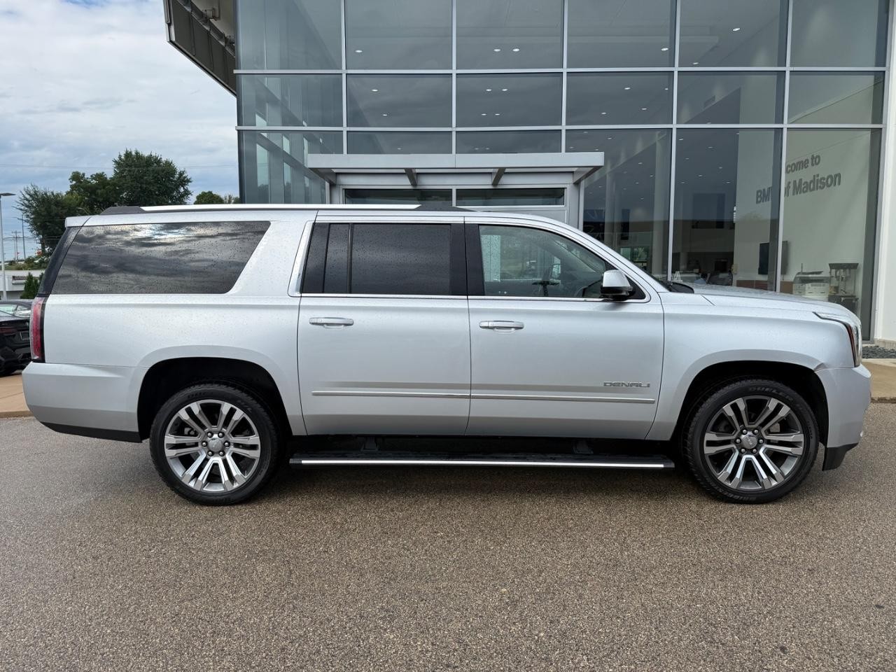 GMC Yukon XL Vehicle Image 02