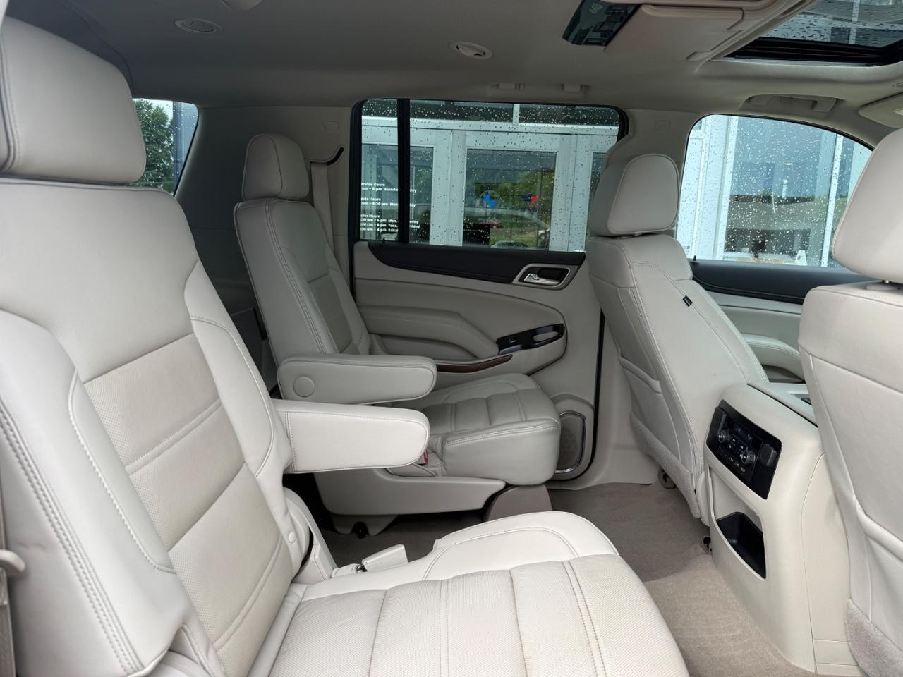GMC Yukon XL Vehicle Image 10