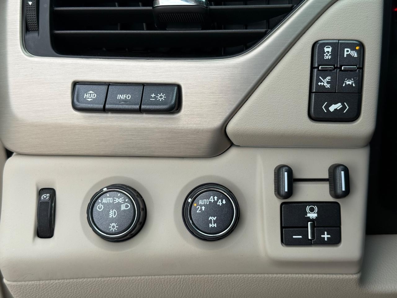 GMC Yukon XL Vehicle Image 16