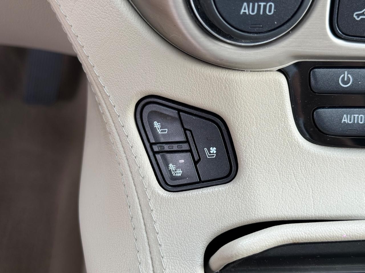 GMC Yukon XL Vehicle Image 21