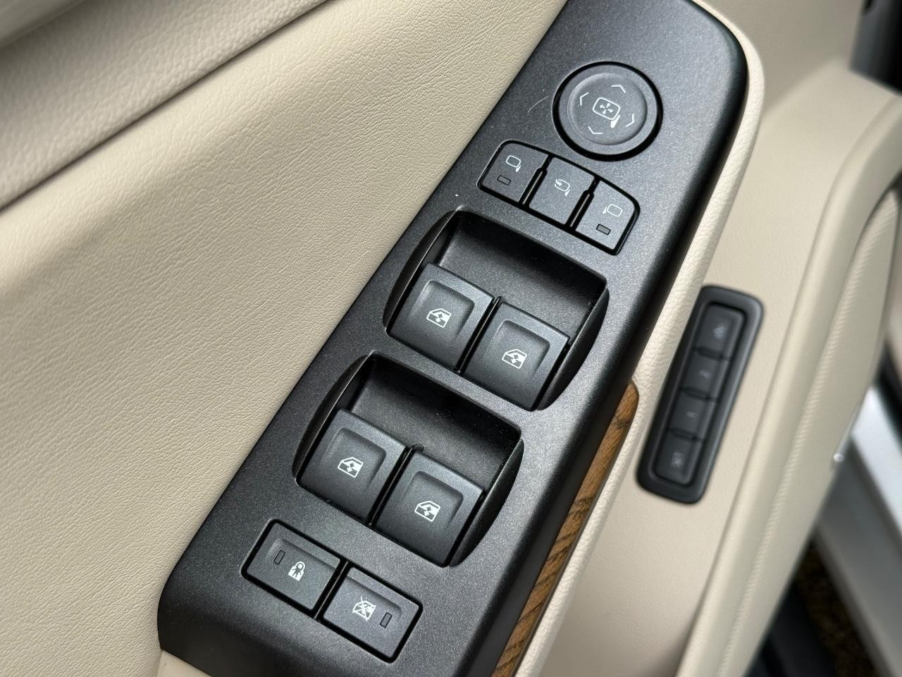 GMC Yukon XL Vehicle Image 22