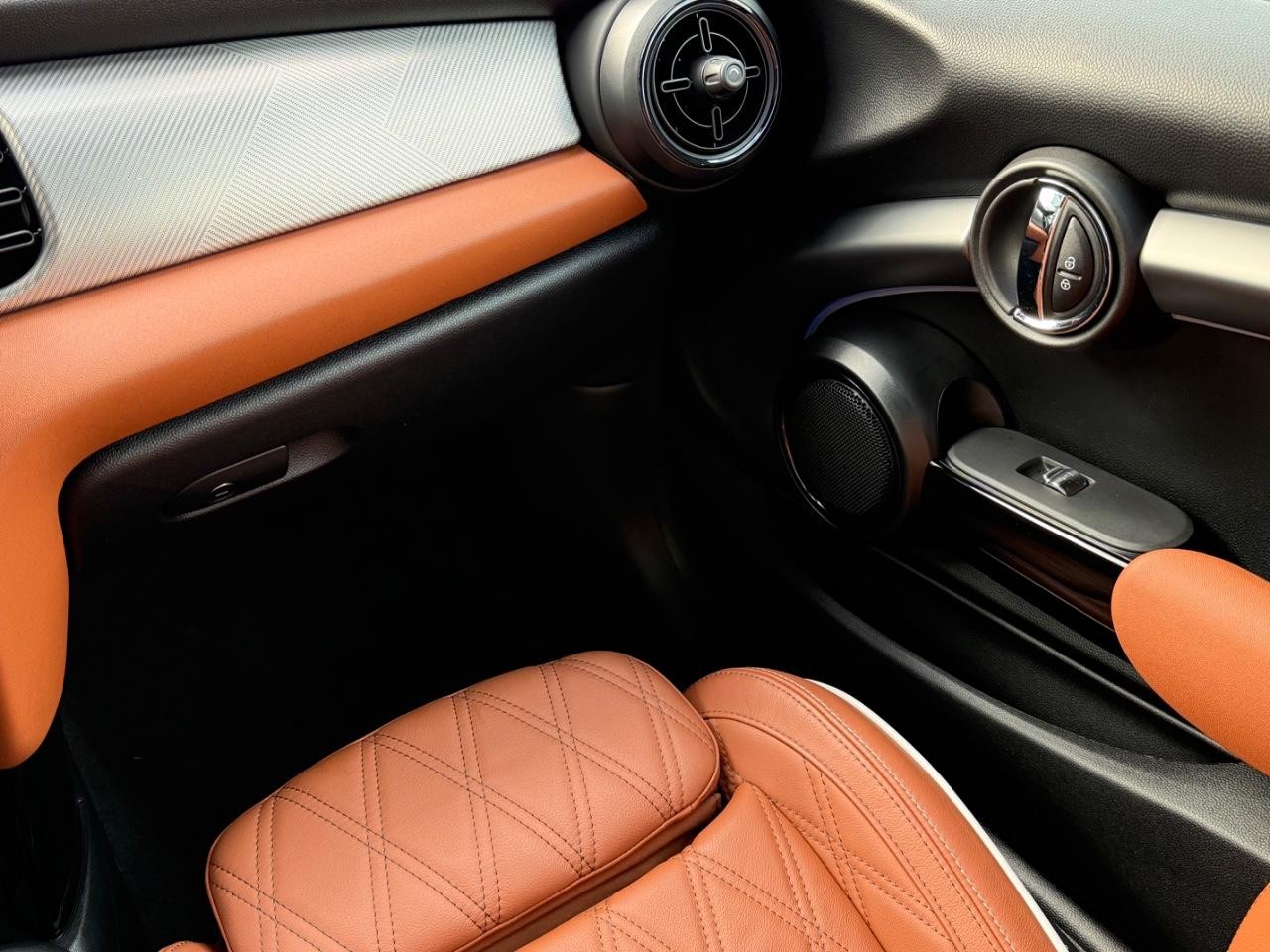MINI Convertible Vehicle Image 15