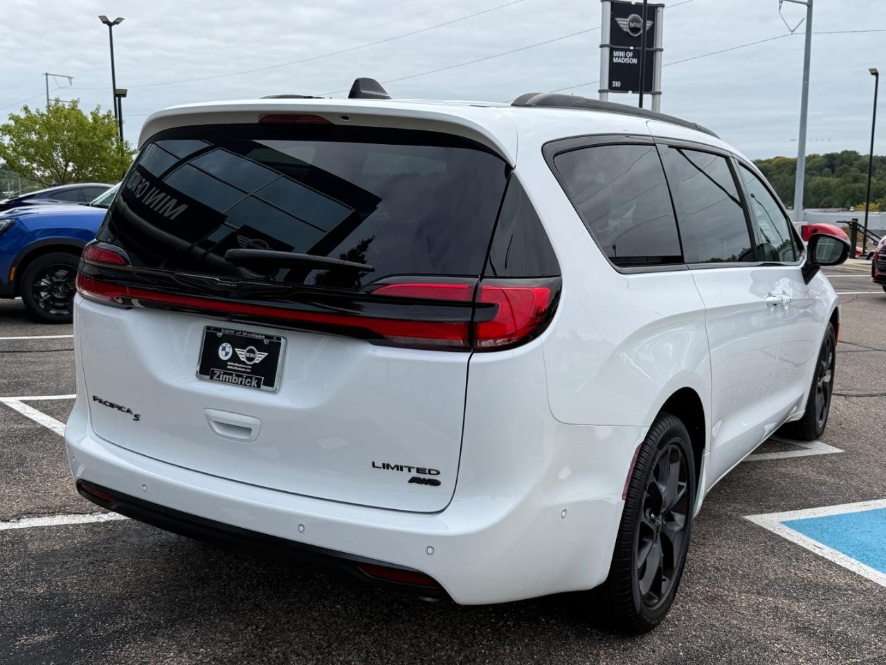 Chrysler Pacifica Vehicle Image 03