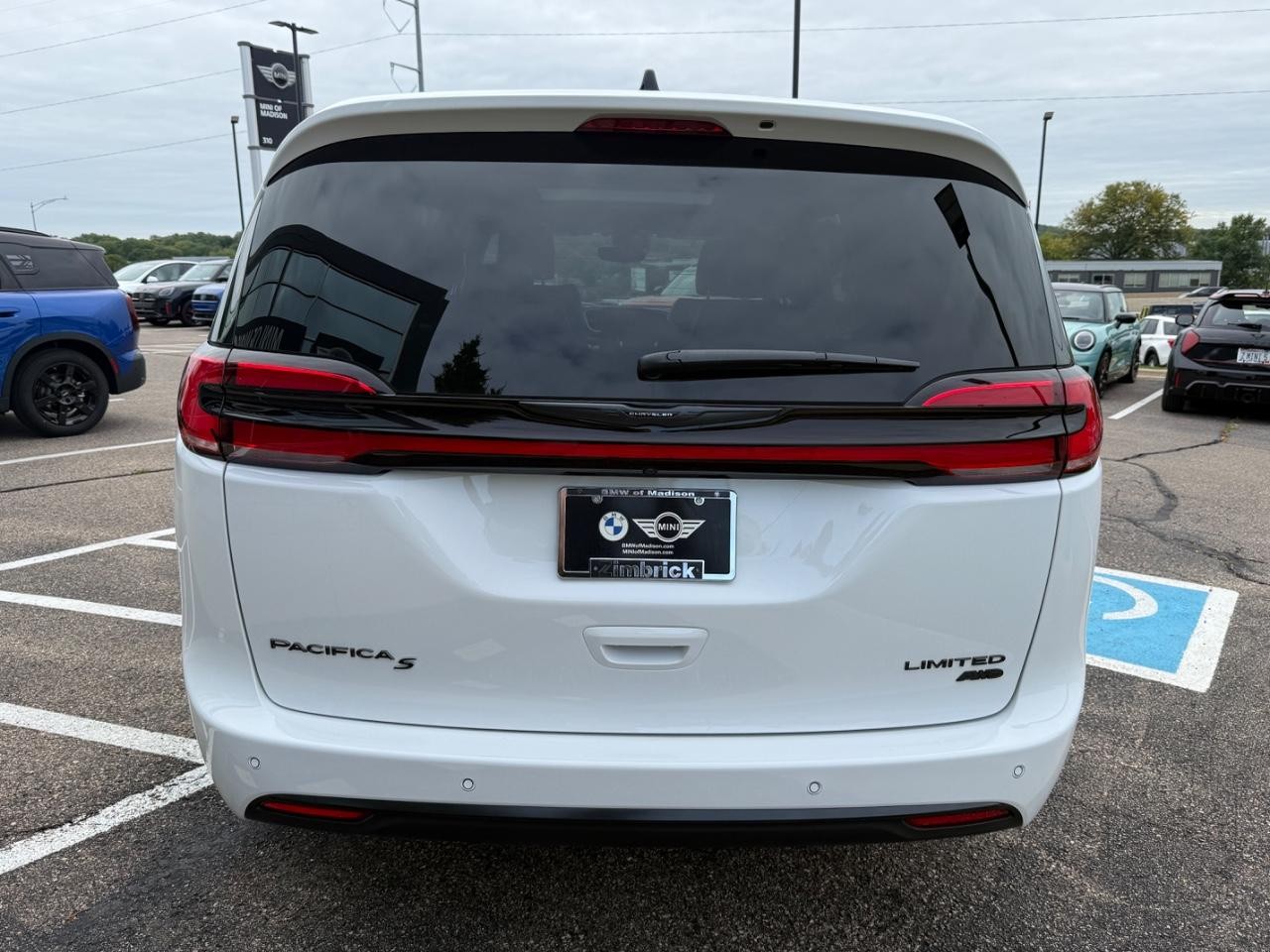 Chrysler Pacifica Vehicle Image 04