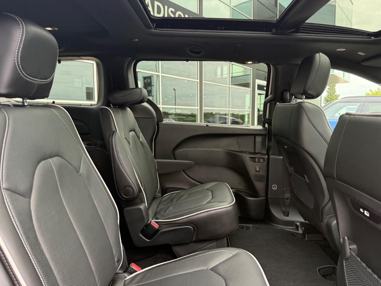 Chrysler Pacifica Vehicle Image 10