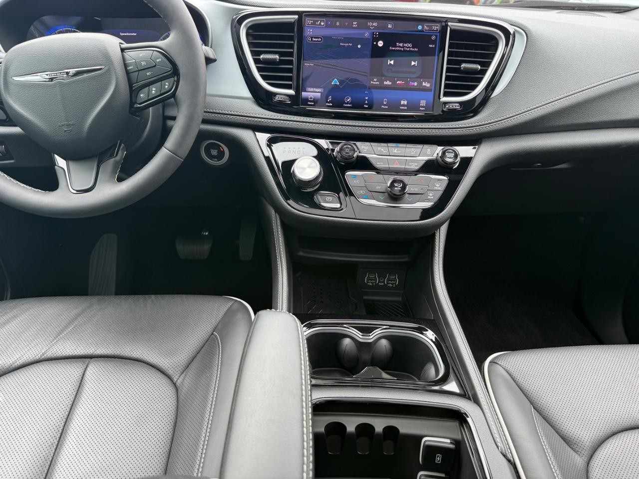 Chrysler Pacifica Vehicle Image 12