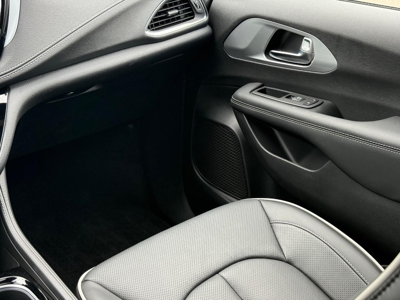 Chrysler Pacifica Vehicle Image 15