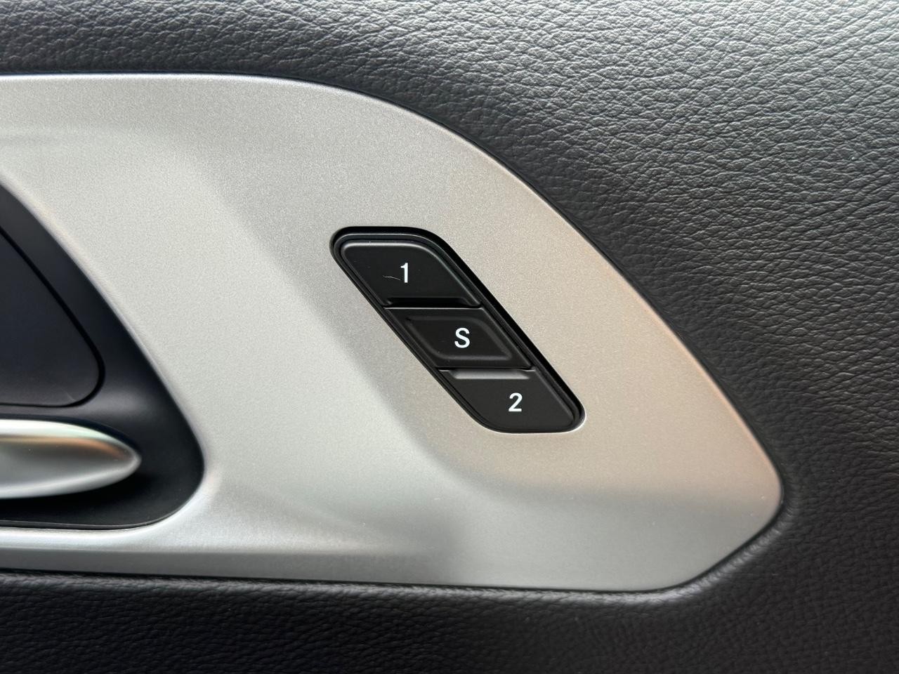 Chrysler Pacifica Vehicle Image 16
