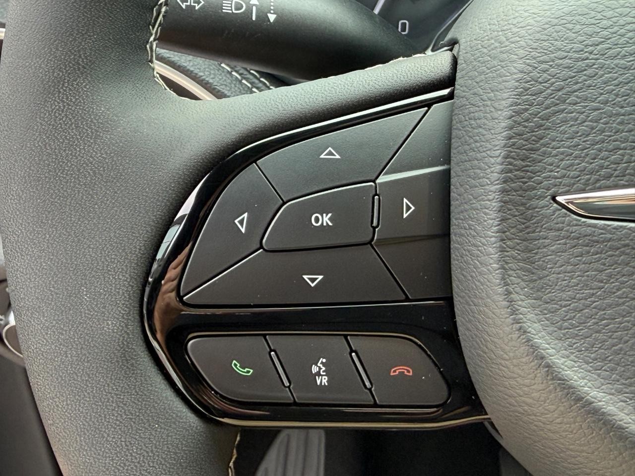Chrysler Pacifica Vehicle Image 17
