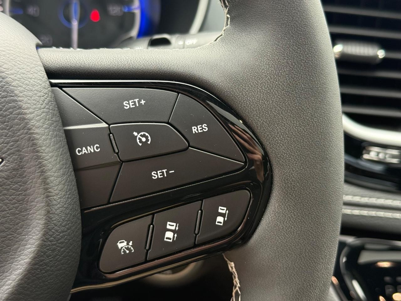 Chrysler Pacifica Vehicle Image 18