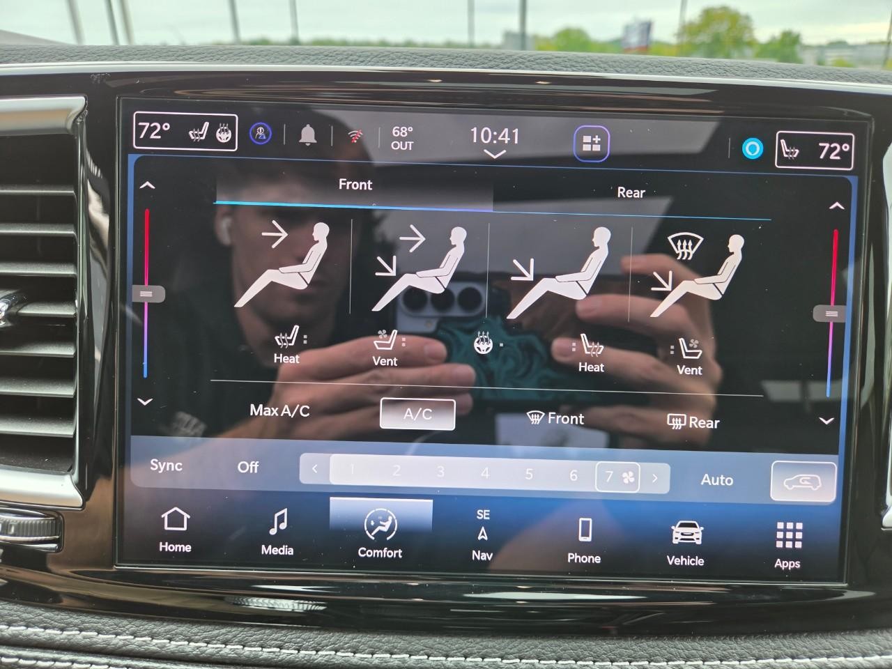 Chrysler Pacifica Vehicle Image 21