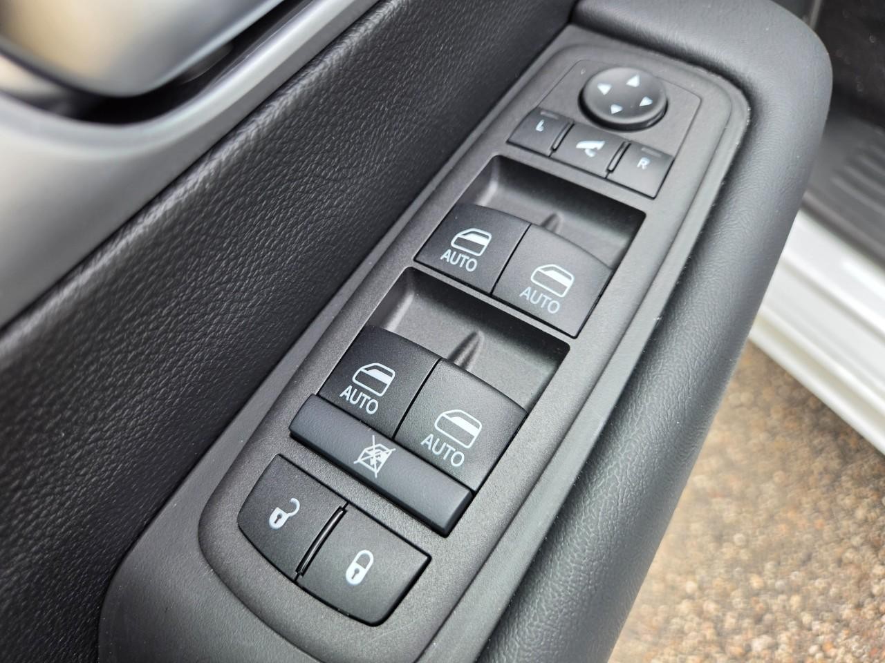 Chrysler Pacifica Vehicle Image 22