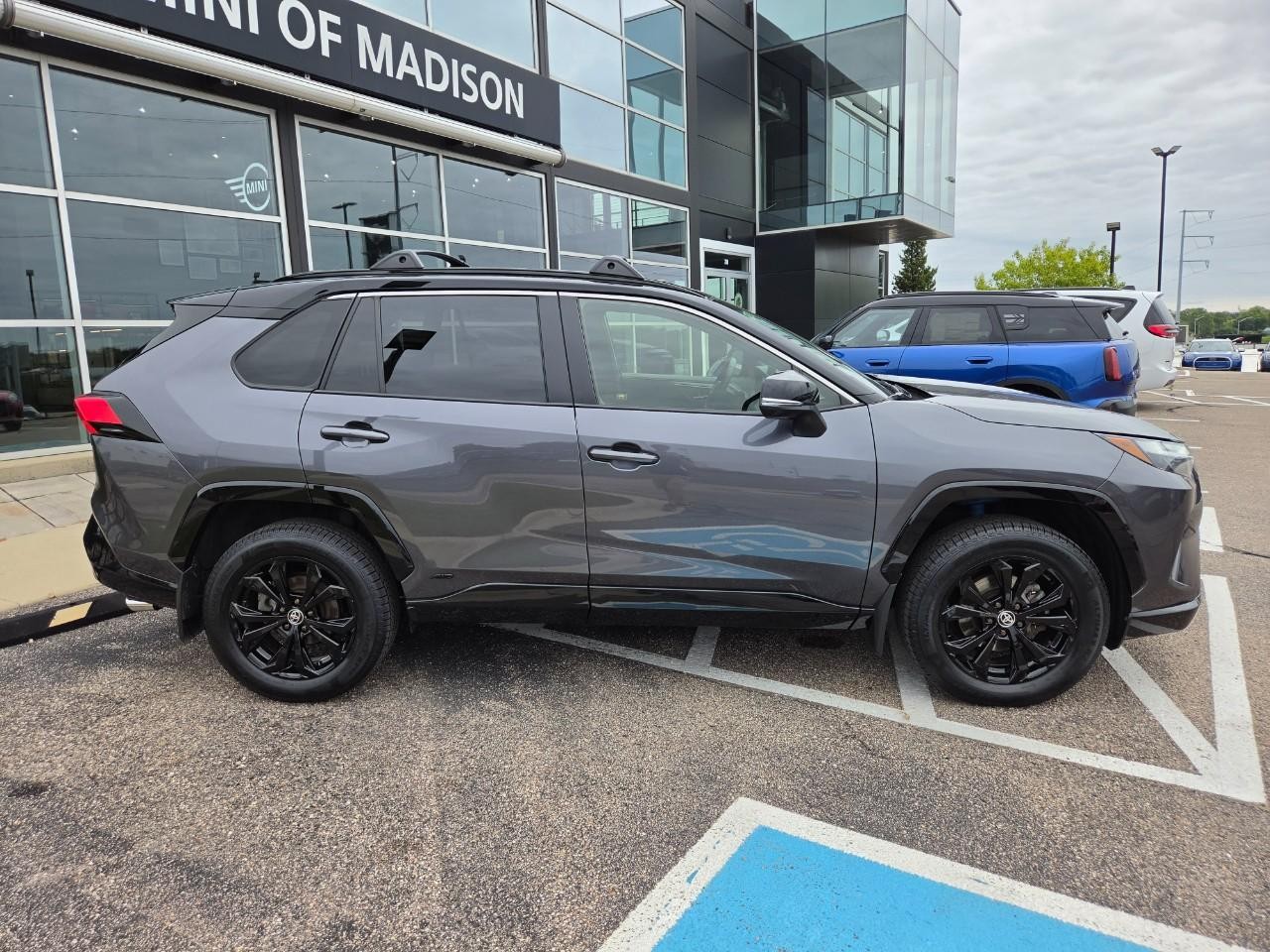 Toyota RAV4 Vehicle Image 02