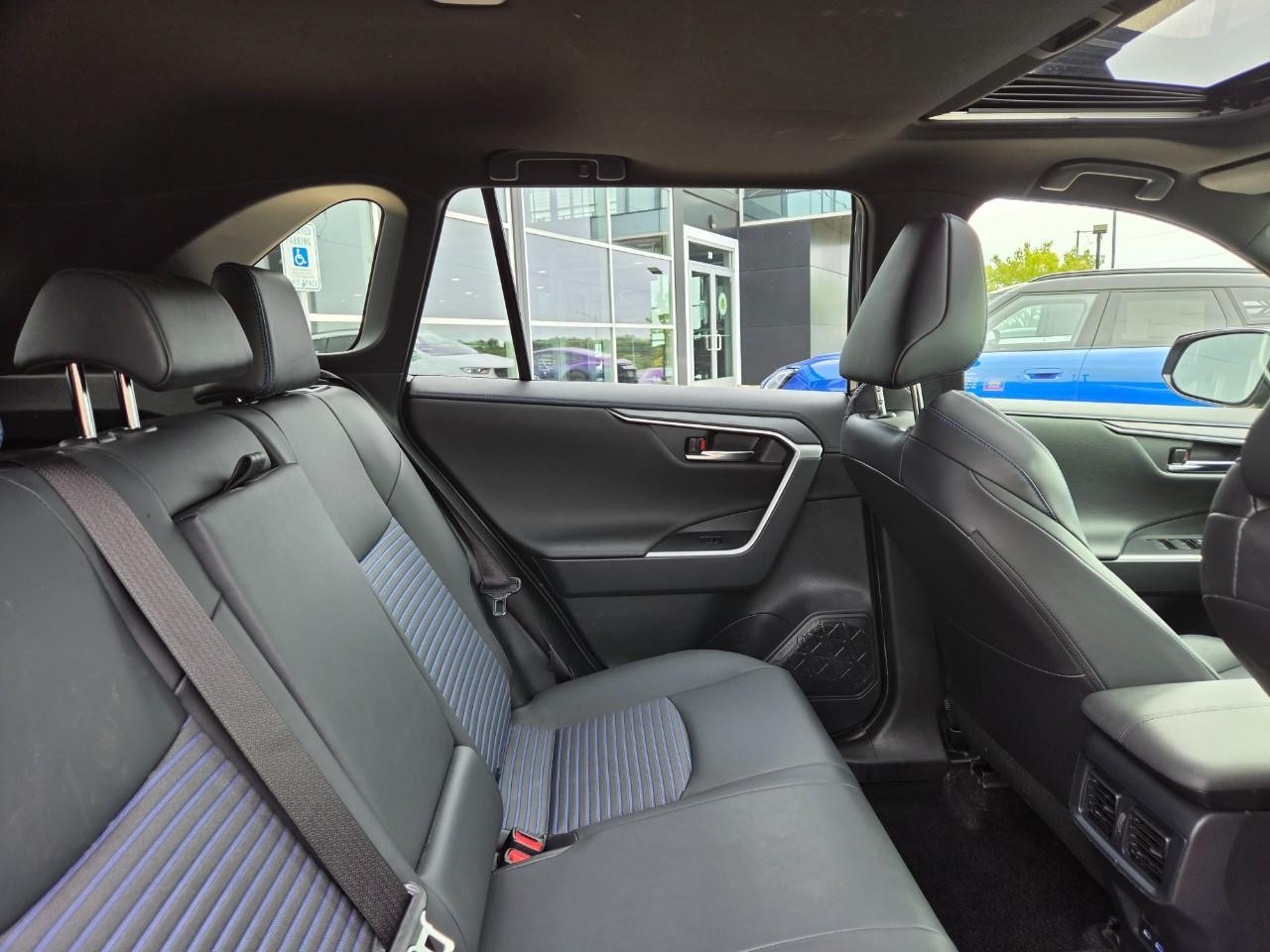 Toyota RAV4 Vehicle Image 09