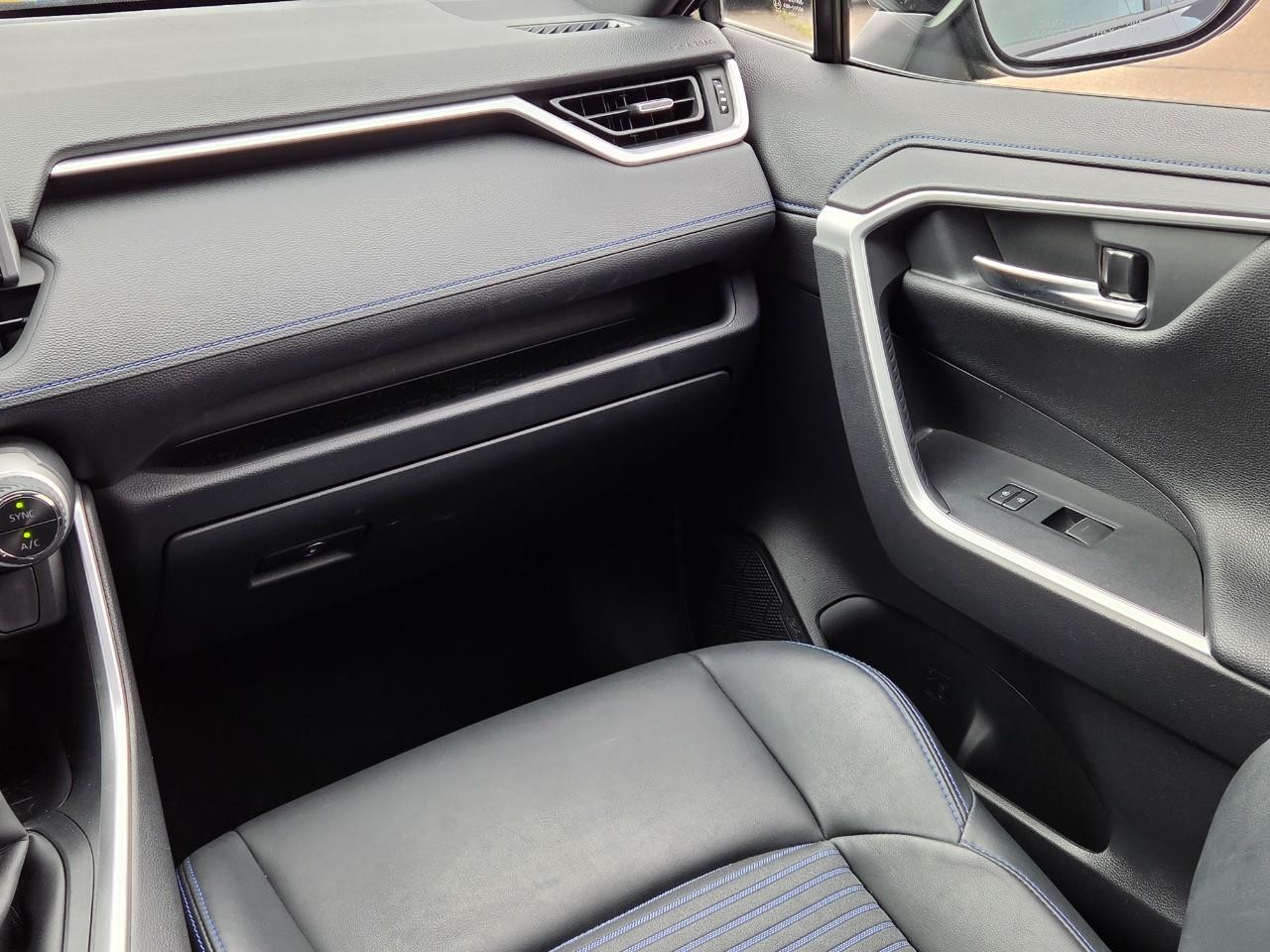 Toyota RAV4 Vehicle Image 14