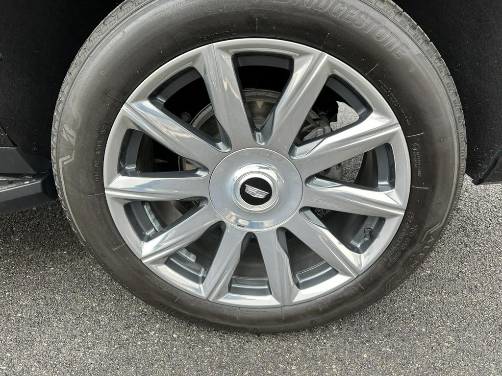 Cadillac Escalade ESV Vehicle Full-screen Gallery Image 06