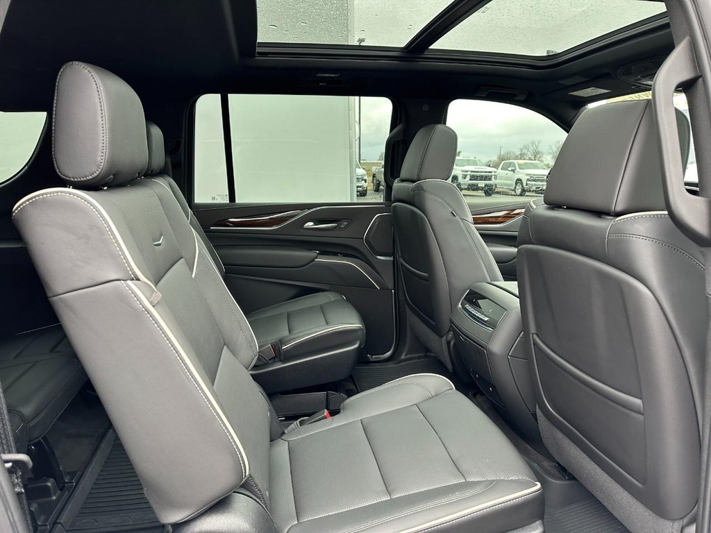 Cadillac Escalade ESV Vehicle Full-screen Gallery Image 11