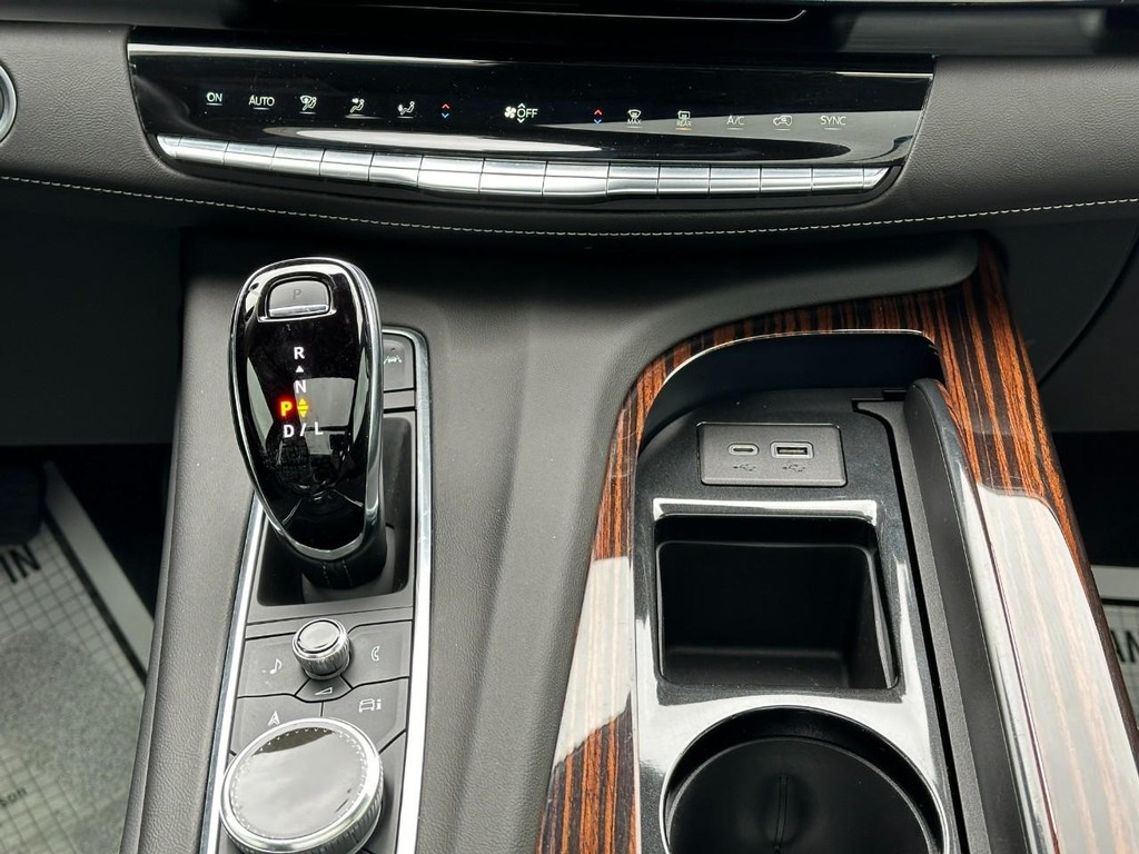 Cadillac Escalade ESV Vehicle Full-screen Gallery Image 15