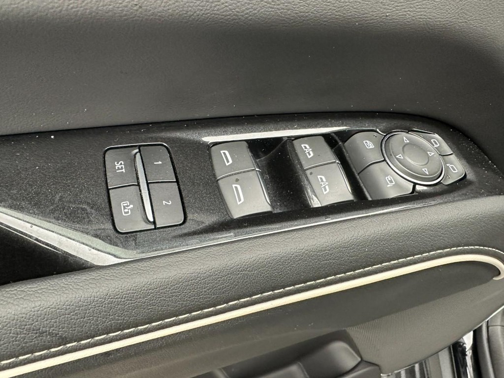 Cadillac Escalade ESV Vehicle Full-screen Gallery Image 17