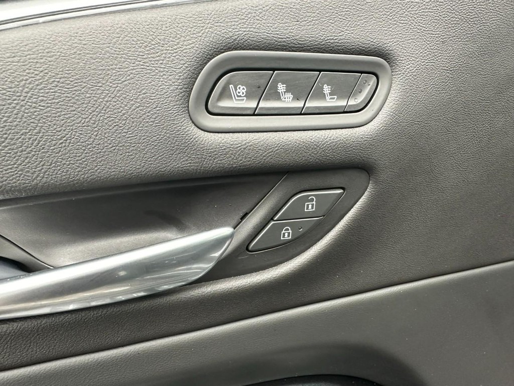 Cadillac Escalade ESV Vehicle Full-screen Gallery Image 18